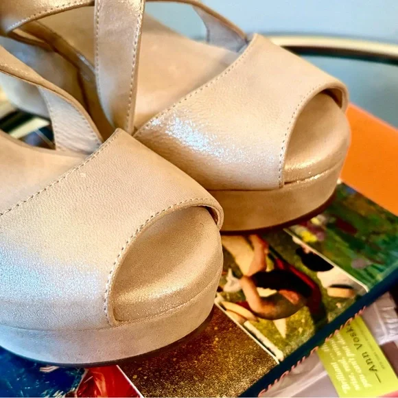 Chocolat Blu Winnie Wedge Sandals in Shimmering Gold, SZ 6/7 LIKE NEW! MSRP $184 - Picture 3 of 9